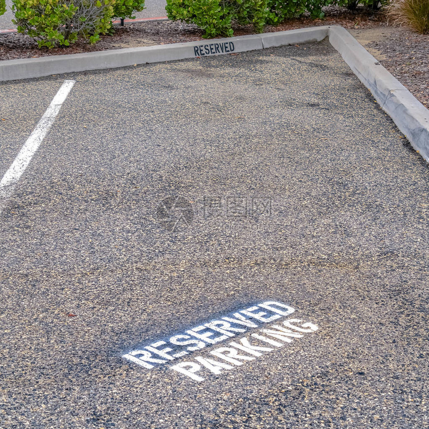 SquareReservedParking标志位于停机坪上印有白色图片