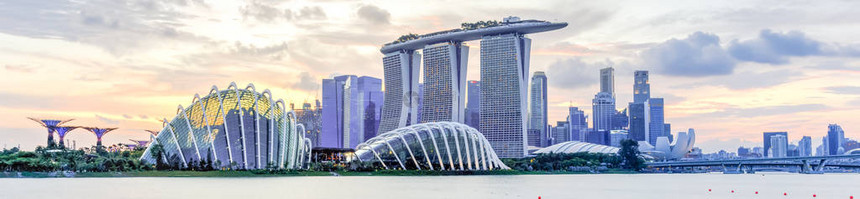 全景观看新加坡市中心日落时沿MarinaBayEastRi图片