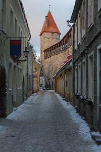冬季塔林老城狭窄的街道爱沙尼亚图片