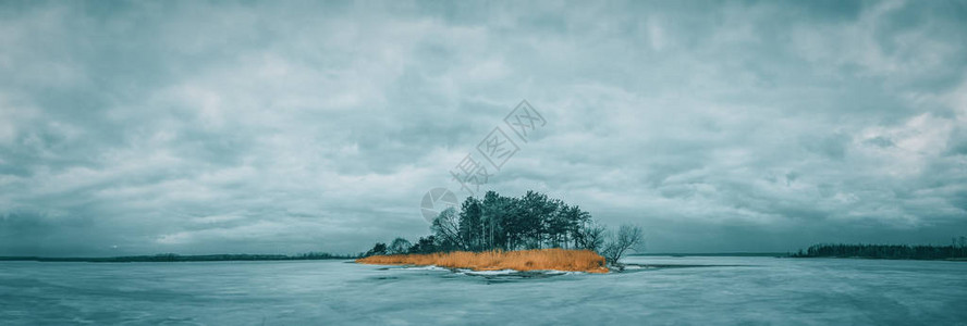 在结冰的湖中央的小岛背景图片