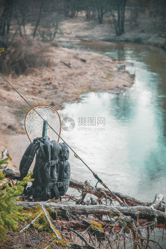 河岸上的捕鱼设备特写图片