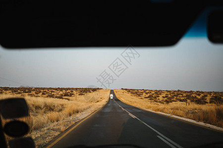 在非洲纳米比亚的孤单公路上图片