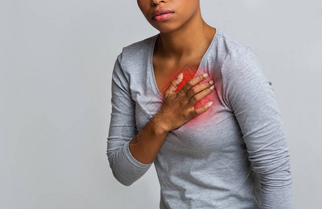 患有酸回流或心脏灼痛症状消食不良或胃病灰色背景的亚图片