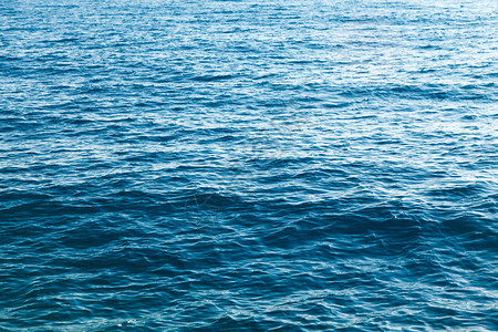 蓝色的清水纹理海洋和海的背景被太阳背光图片
