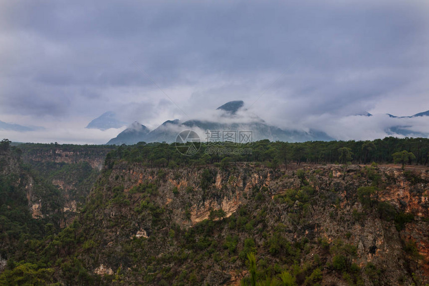 大峡谷在阴天土耳其的风景前往土耳其风景名胜区峡谷上空多云山脉游览土耳其风图片