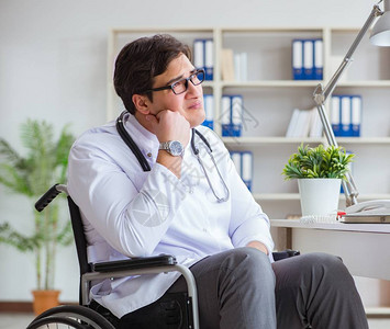 在医院工作的轮椅上的残疾医生图片