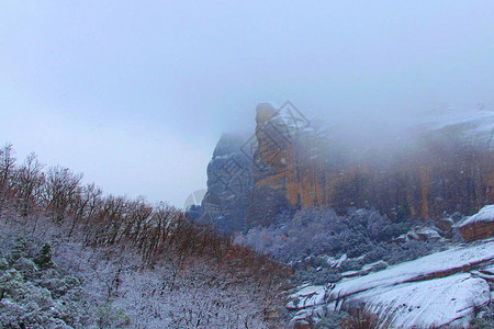 Meteora山的冬季风景图片