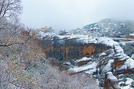 希腊卡兰巴卡山顶的Meteora修道院图片