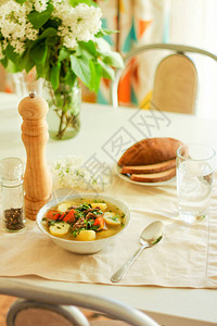 羊肉汤肉汤配蔬菜东方美食的菜肴夏季传统午餐图片