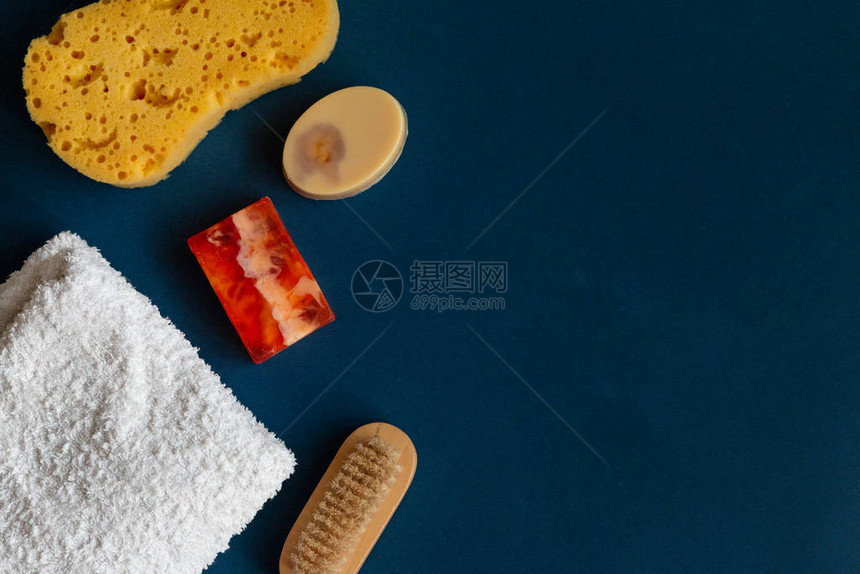浴巾附件手工制作的多色肥皂和蓝底白毛巾Aroma图片