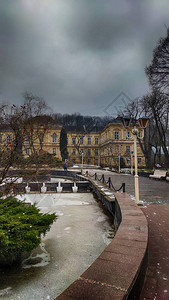 冬季多云天气的利沃夫老城建筑图片