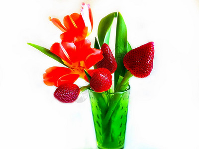绿色玻璃概念中的红草莓花和郁金花图片