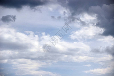 雨后蓝色天空覆盖着灰云图片