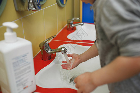 托德家在幼儿园的洗手间里洗手卫生专业育儿的概图片