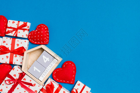 礼物盒木页和红色纺织红心的顶端视图图片