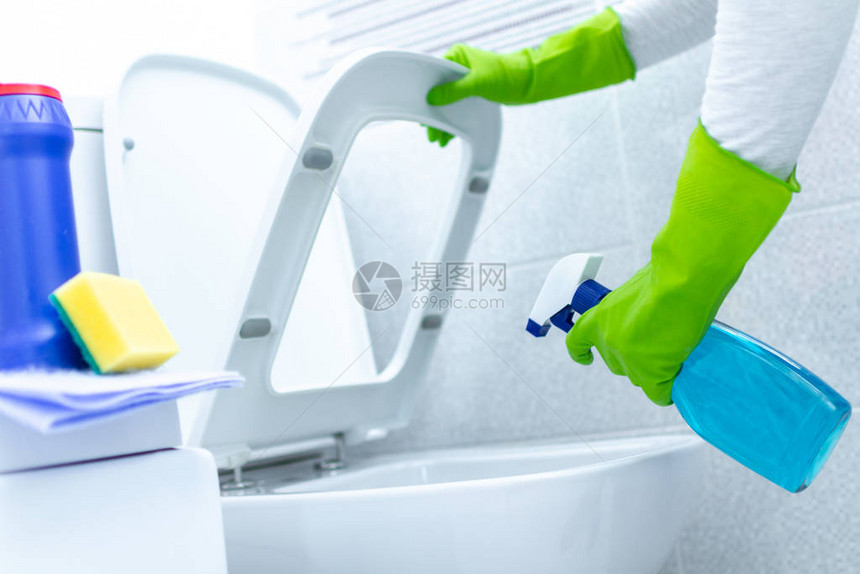 使用刷子进行橡胶手套清洗和消毒厕所的女主妇图片