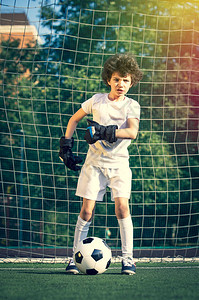 幼儿夏季足球锦标赛足球俱乐部游戏的情感和乐趣年轻的守门员孩子们足球冠军足球服的男孩守门员在体育场与背景图片
