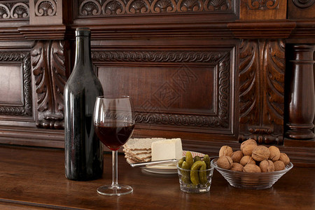 古旧的白葡萄酒瓶和一杯红酒杯背景图片