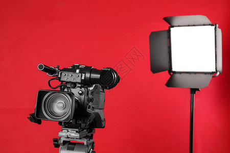 红色背景专业录像摄机和照明设备视像摄图片