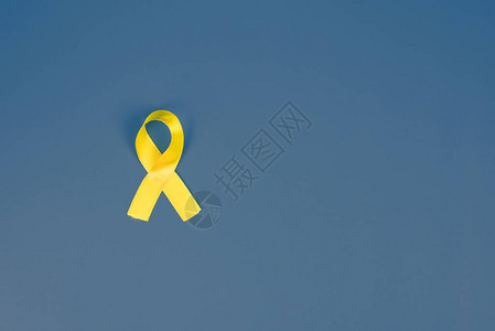 黄色背景上的黄金丝带儿童癌症概念宣传月2月15日儿童癌症日垂直图片