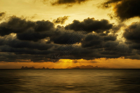 在湖的日落天空与乌云图片
