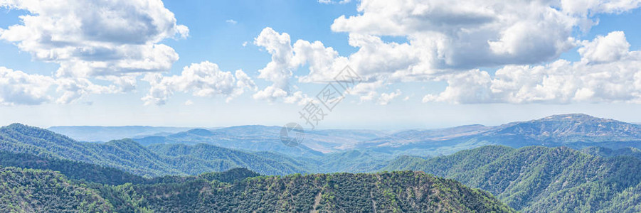 云与青山的地夏季景观全景图图片