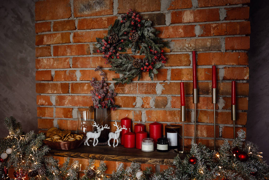 美丽的假期装饰有圣诞树和它下面的礼物的家庭房间圣诞快乐新年节日图片