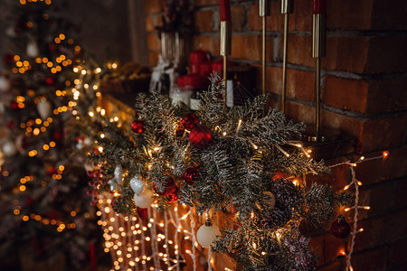 美丽的假期装饰有圣诞树和它下面的礼物的房间圣诞快乐节日图片