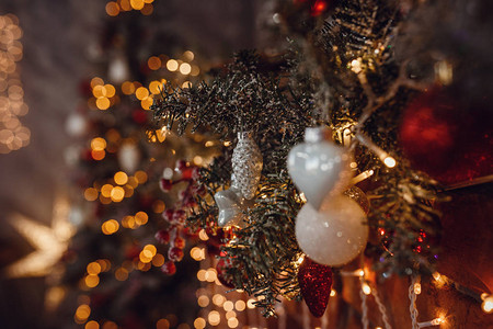 美丽的假期装饰有圣诞树和它下面的礼物的房间圣诞快乐节日图片