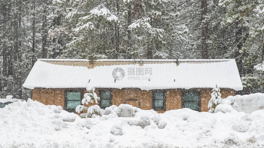 加州的卡车雪暴下的木小屋图片