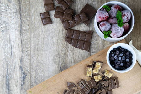 带坚果干草莓和树皮的黑巧克力条图片