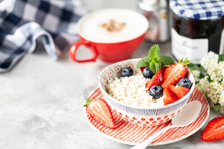早餐奶酪配浆果酱新鲜草莓和一杯加奶油的咖啡情人节的食图片