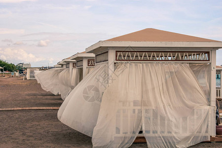 日落时的白色沙滩檐篷豪华海滩度假村的豪华海滩帐篷夏季海滩概念放松图片