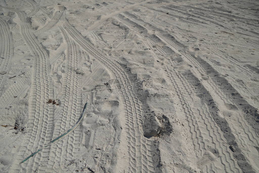 在透视的海滩沙子的汽车轮胎轨道在通往海滩的道路上的轮胎印在沙子上土壤上的轮轨泥泞的地面上的轮轨越野4X图片