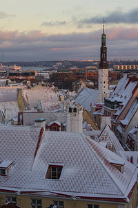 在日落时分欣赏历史悠久的塔林老城爱沙尼亚图片