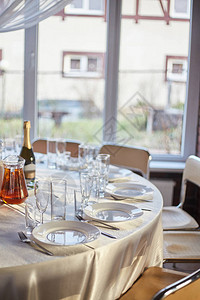 为活动派对或婚宴设置的桌子宴会桌设计节日餐桌布置桌子上图片