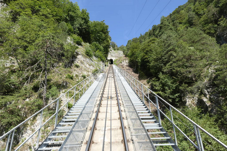 陡峭的铁轨上山图片