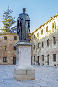西班牙大学附近的萨拉曼卡的FrayLuisdeLeon雕塑图片