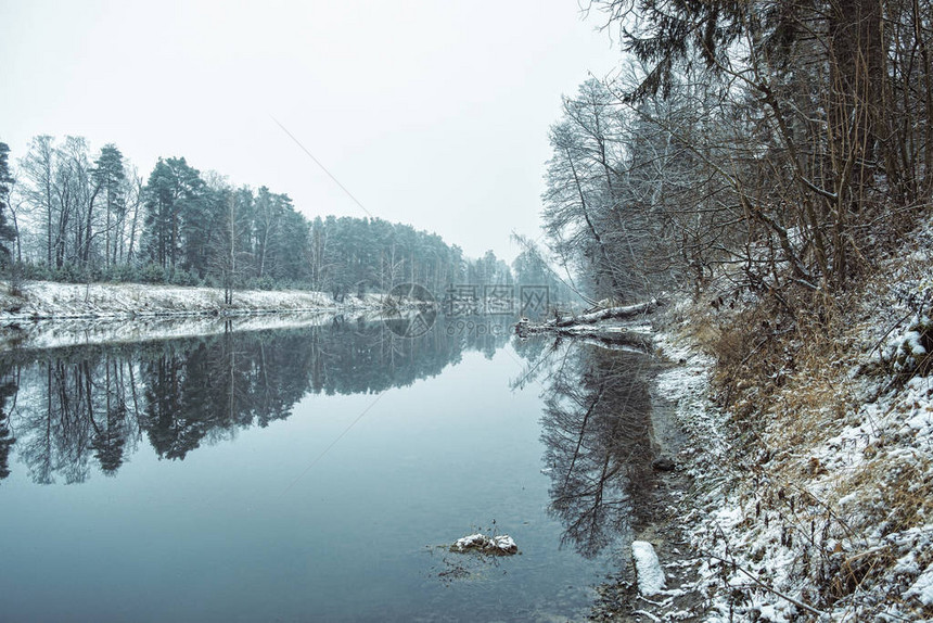 阴霾笼罩着冬天的河流图片