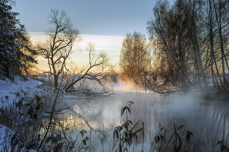 冬天河上的黎明图片