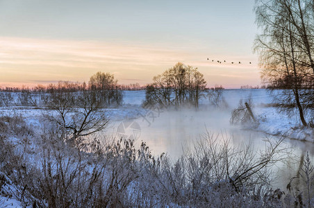 冬天河上的黎明图片