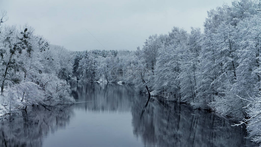 白雪皑的冬河用旋转钓鱼图片