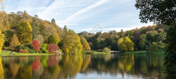 威尔特郡Stourhead花园湖周围秋色的全景照片图片