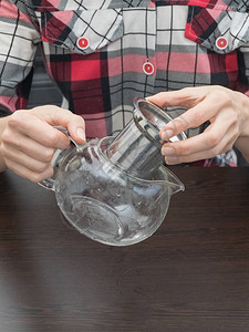 水洗玻璃茶壶茶壶上的茶垢图片