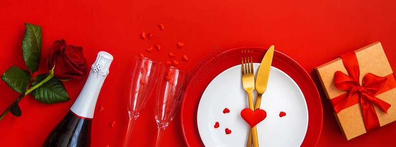 情人节的浪漫晚餐在红色背景有选择图片