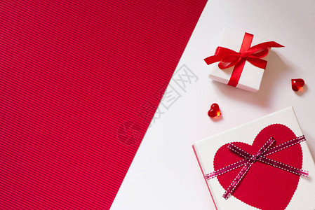有一颗心和一个蝴蝶结的礼品盒图片