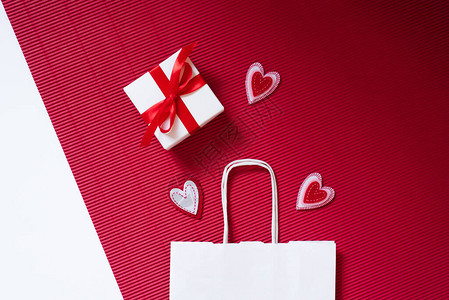 白纸袋礼品盒和红背景的心图片