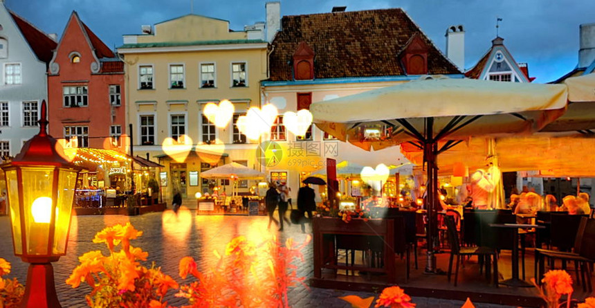 街头咖啡馆街头夜市城生活中的桌上咖啡杯塔林老城模糊的全景背前往爱沙尼亚欧图片