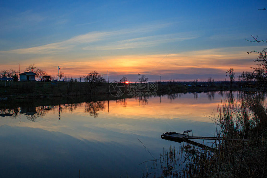 春天日落时的河流图片