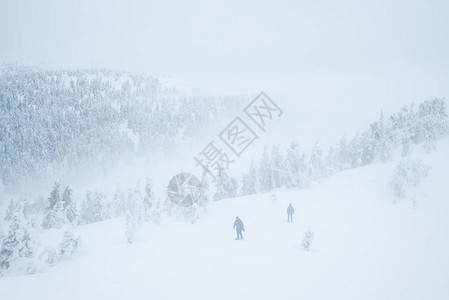 旅游者在冬季登山上失落冬天气恶劣雾图片